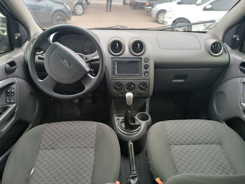 FORD - FIESTA - 2005/2005 - Vermelha - R$ 20.900,00