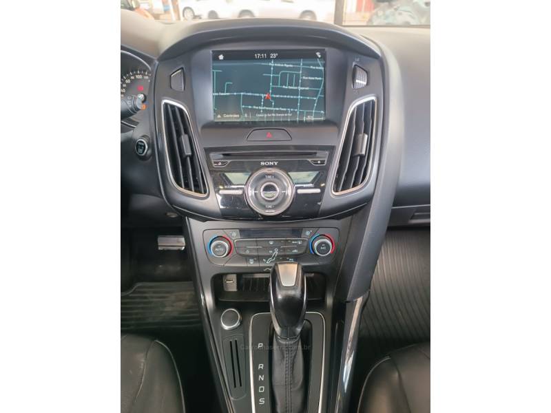 FORD - FOCUS - 2017/2018 - Branca - R$ 71.900,00