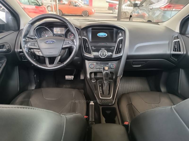 FORD - FOCUS - 2017/2018 - Branca - R$ 71.900,00