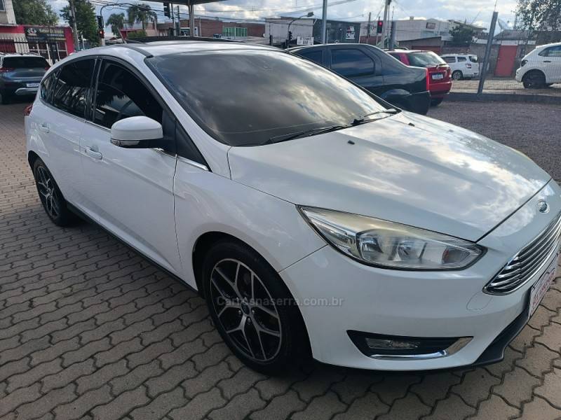 FORD - FOCUS - 2017/2018 - Branca - R$ 71.900,00