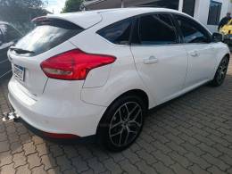 FORD - FOCUS - 2017/2018 - Branca - R$ 71.900,00