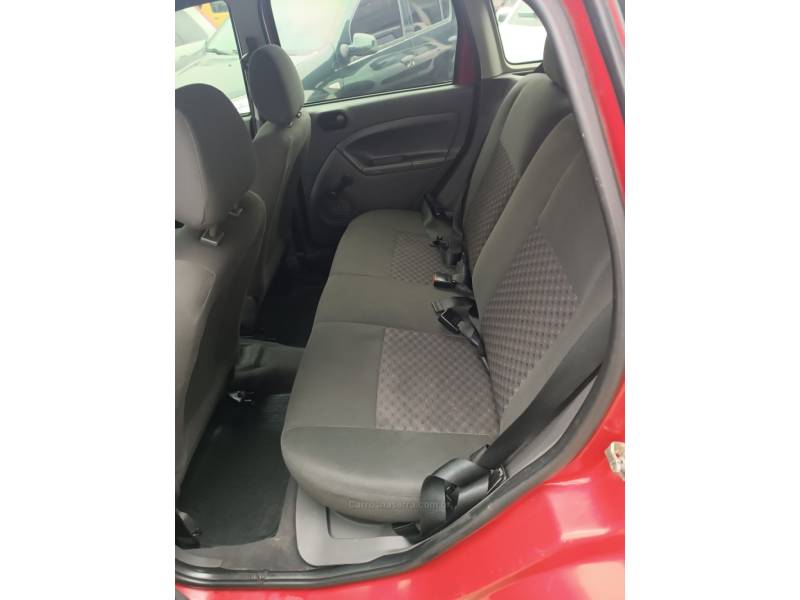 FORD - FIESTA - 2005/2005 - Vermelha - R$ 20.900,00