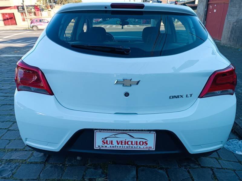 CHEVROLET - ONIX - 2016/2017 - Branca - R$ 49.900,00