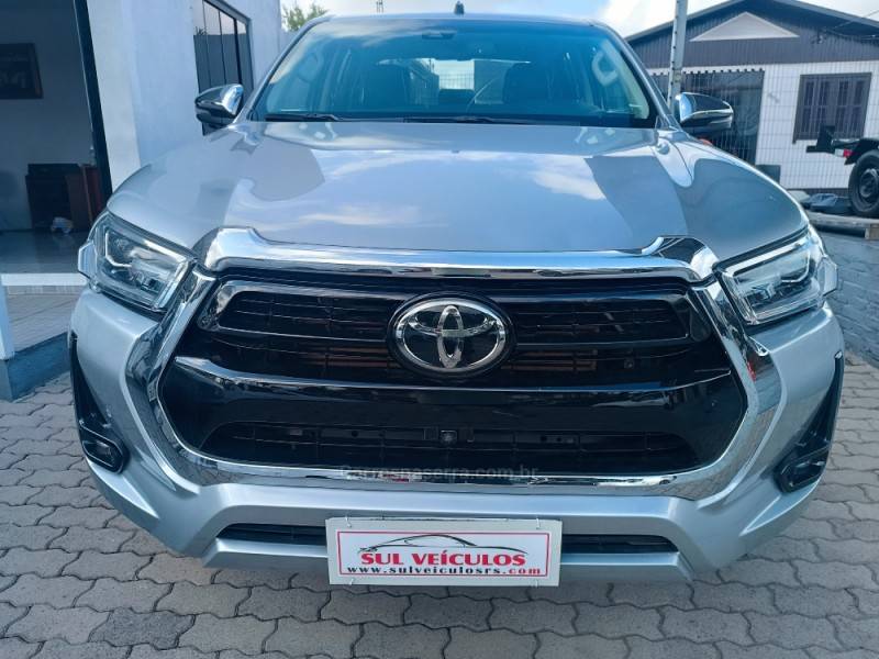 TOYOTA - HILUX - 2022/2022 - Prata - R$ 238.000,00