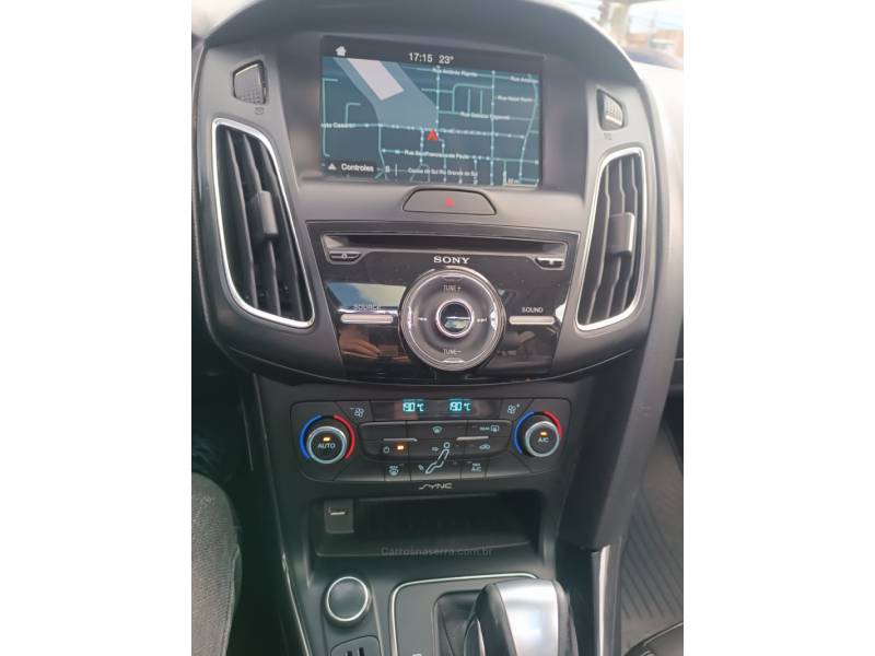 FORD - FOCUS - 2017/2018 - Branca - R$ 71.900,00