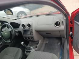 FORD - FIESTA - 2005/2005 - Vermelha - R$ 20.900,00
