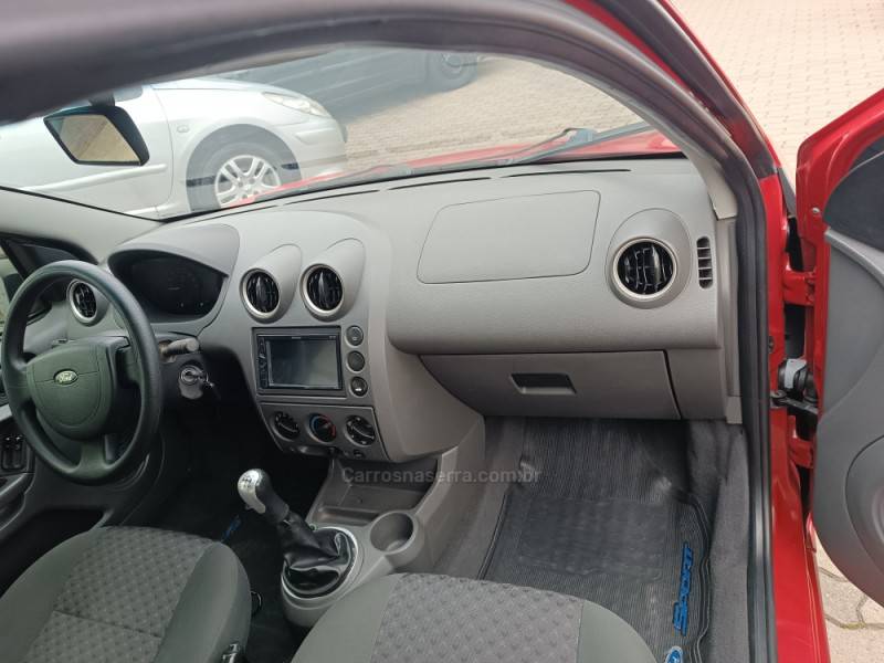 FORD - FIESTA - 2005/2005 - Vermelha - R$ 20.900,00