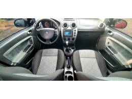 FORD - FIESTA - 2013/2014 - Vermelha - R$ 32.900,00