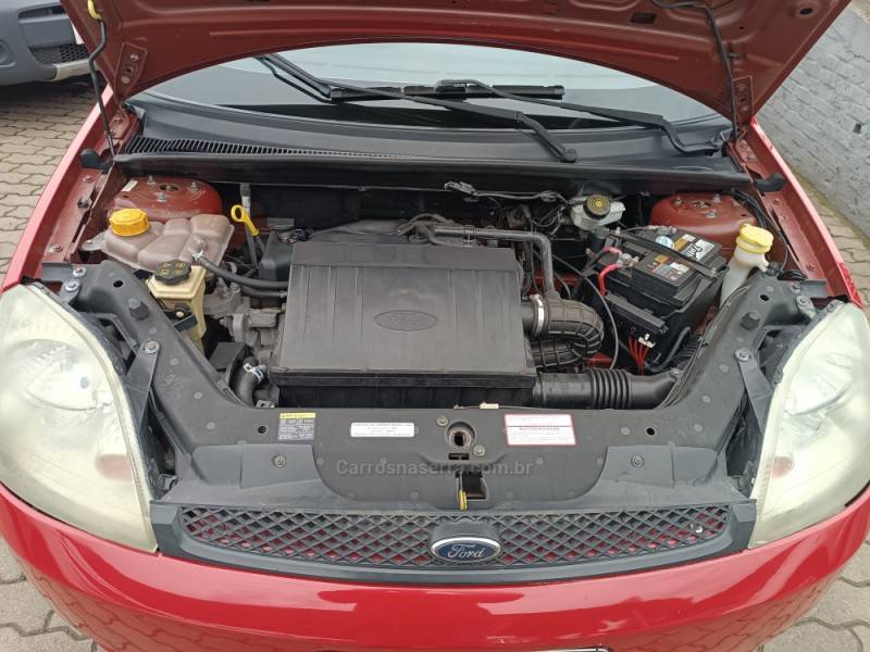 FORD - FIESTA - 2005/2005 - Vermelha - R$ 20.900,00