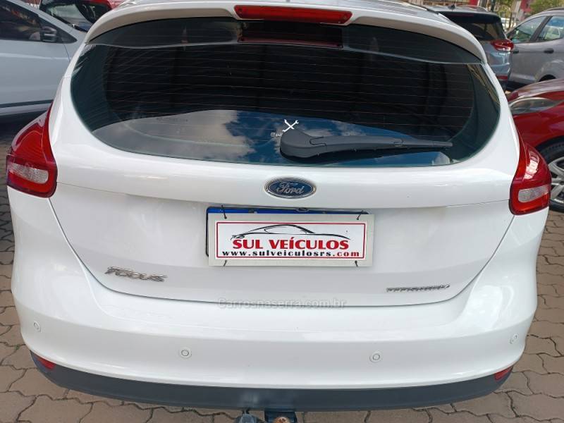 FORD - FOCUS - 2017/2018 - Branca - R$ 71.900,00